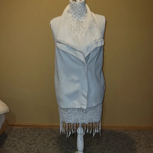 Skies Are Blue zip up sweater vest. - Picture 3 of 7